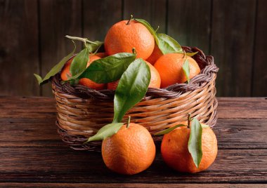 Masada bir sepet içinde clementines