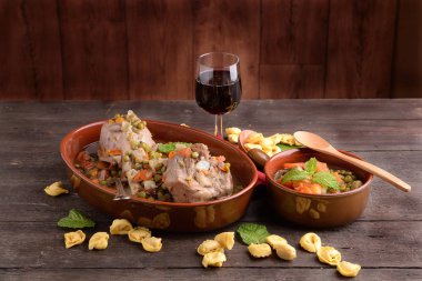 erimiş Türkiye ve ahşap üzerine baharat ile toprak tava