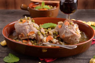 erimiş Türkiye ve ahşap üzerine baharat ile toprak tava