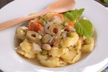 Cappelletti Türkiye suyu ile ot içinde