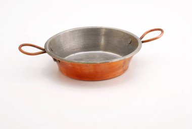 Beyaz bir arka plan bakır tava