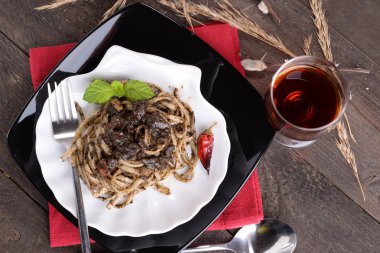 kalamar ile makarna yemek mürekkep linguine beyaz tabakta chili biber ile