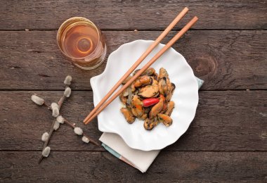 Masada tabakta kabuklu midye