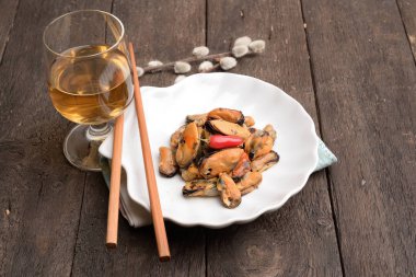 Masada tabakta kabuklu midye