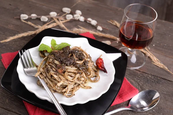 Pasta Schotel Met Inktvis Inkt Linguine Met Chilipepertjes Witte Plaat — Stockfoto