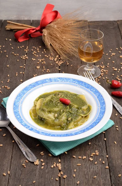 Ravioli Mit Basilikum Und Pinienkernen Auf Dem Tisch — Stockfoto