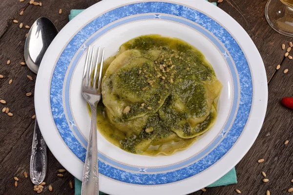 Maträtt Ravioli Med Basilika Och Pinjenötter Bordet — Stockfoto