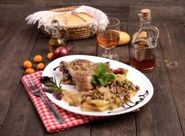 patates ve aromalar ile tavuk bacakları