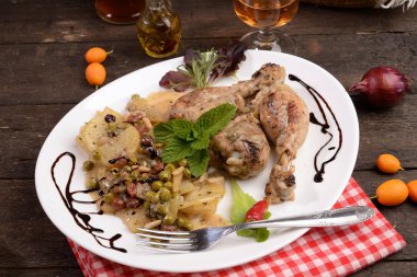 patates ve aromalar ile tavuk bacakları