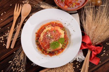 domates sosu ve bezelye ile Capellini plaka