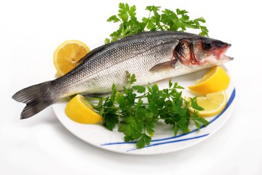 Limon ve maydanoz ile plaka üzerinde deniz bas