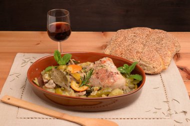 Türkiye uyluk ve yan yemek aromalı toprak pişirme çanak