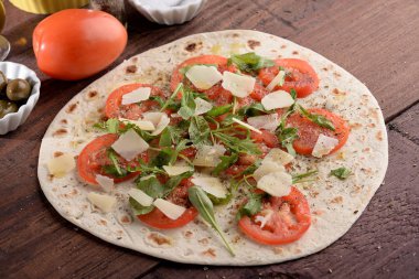 Piadina tecrübeli domates tahıl ve roket