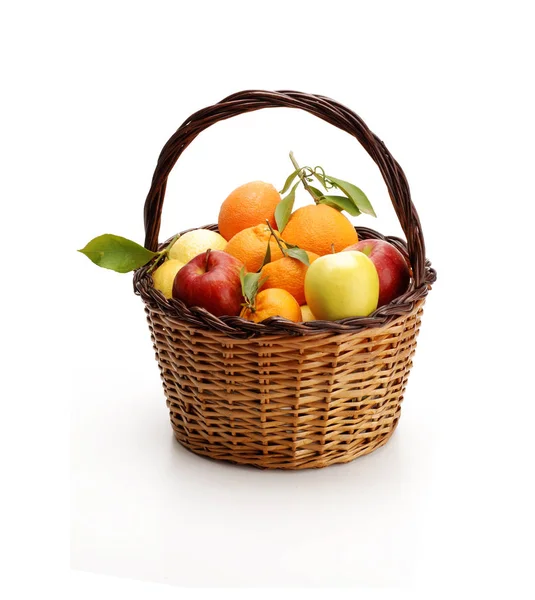 Cesta com frutas mistas — Fotografia de Stock