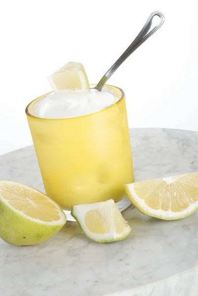 Sorbete de limón en vidrio — Foto de Stock