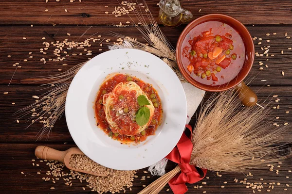 Capellini deska s rajskou omáčkou a hrášku — Stock fotografie