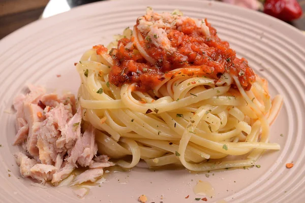 Plato fettuccine con salsa con atún y pimiento rojo — Foto de Stock