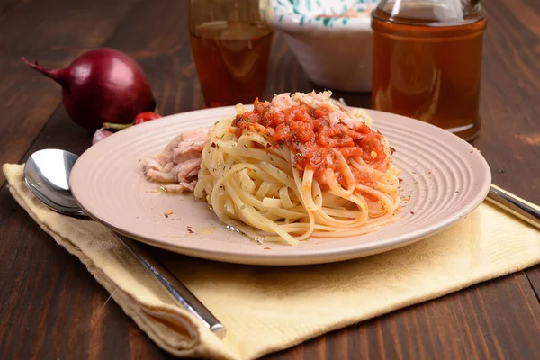 Plato fettuccine con salsa con atún y pimiento rojo — Foto de Stock