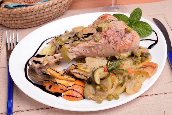 Dish with turkey thigh and side dish flavored — Stock Photo, Image