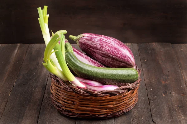 Keranjang dengan bawang terong dan zucchini — Stok Foto