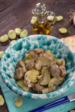 Soğan ve kekik ve kabak ile ıslak fave ile Kase -