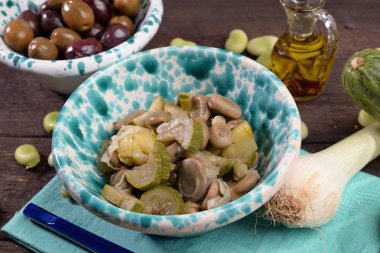 Soğan ve kekik ve kabak ile ıslak fave ile Kase -