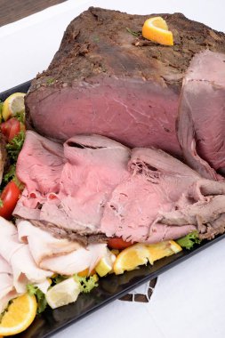 Rosto sığır eti ve garnitür ile Tepsi