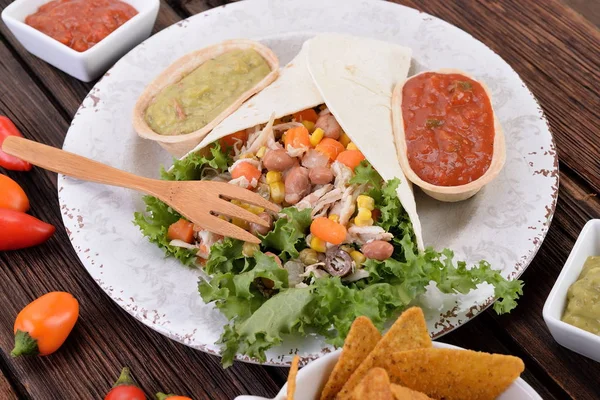 Porción de burrito mexicano con tortilla y salsas —  Fotos de Stock