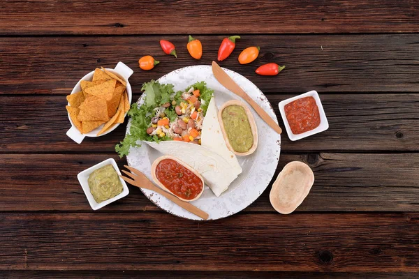 Porción de burrito mexicano con tortilla y salsas —  Fotos de Stock