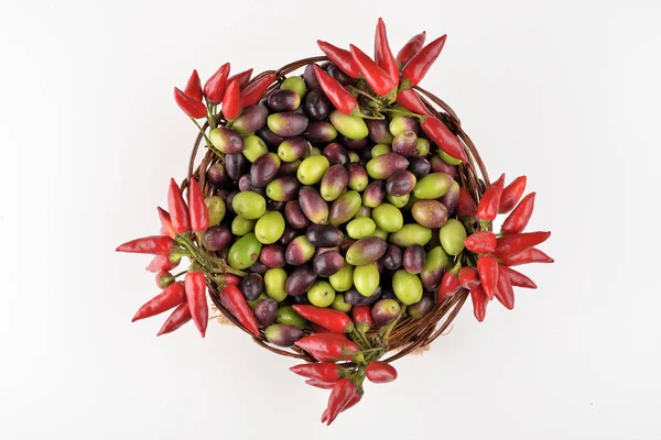 Cesto di olive e peperoncino — Foto Stock