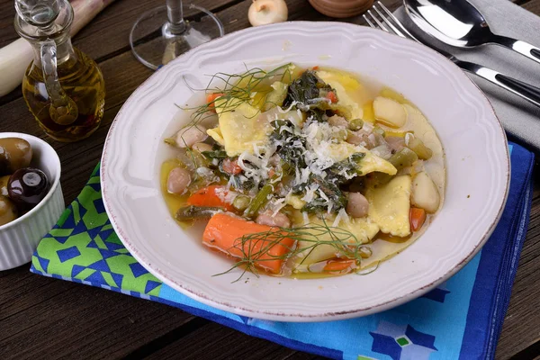 Pasta Agnolotti in vegetarischer Suppe. — Stockfoto