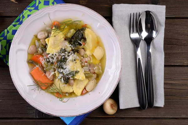 Pasta agnolotti in Vegetarische soep. — Stockfoto