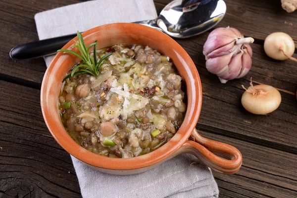 Pot en terre cuite avec soupe de légumes et céréales mélangés — Photo