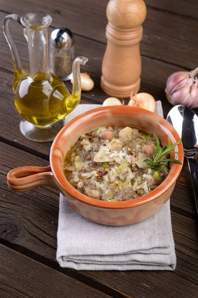 Karışık sebze ve tahıl çorbası ile Terracotta pot — Stok fotoğraf