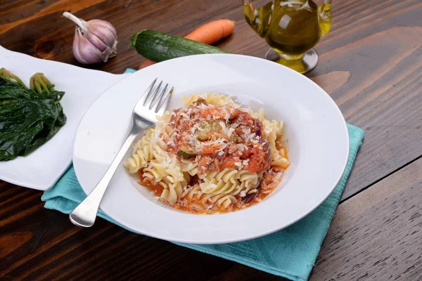 Plato de pasta Fusilli en salsa con zanahorias y calabacín — Foto de Stock