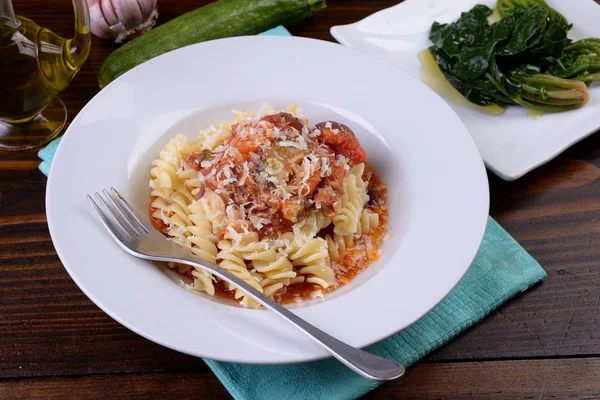 Plato de pasta Fusilli en salsa con zanahorias y calabacín — Foto de Stock