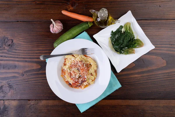 Plato de pasta Fusilli en salsa con zanahorias y calabacín — Foto de Stock