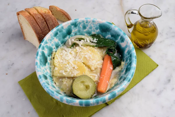 Schüssel mit Agnolotti-Nudeln in Brot — Stockfoto