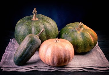 Balkabağım, masada mevsimlik meyveler