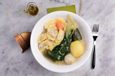 Lezzetli sebze ve sebze çorbası ve agnolott makarna.