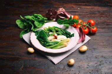 Tereyağlı ıspanaklı yuvarlak tabak.