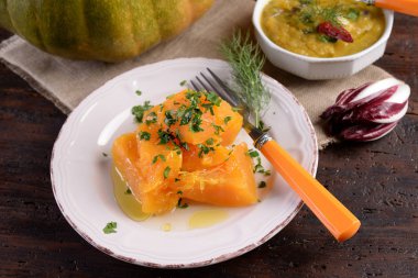 Yağlı ve maydanozlu bir tabak pişmiş kabak.