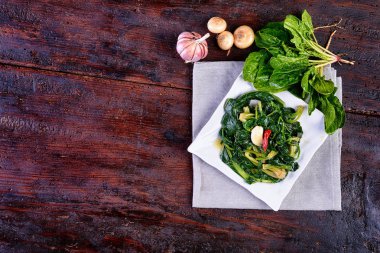 Tereyağı ve sarımsaklı ıspanak tabağı.