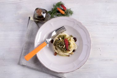 Yaban rezeneli bir tabak spagetti.