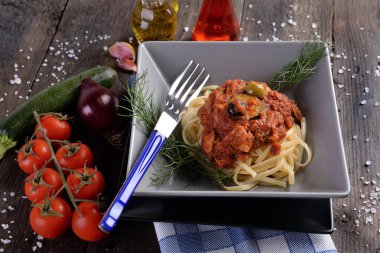 Fettuccine, ton balığı, domates ve kabak tabağı.