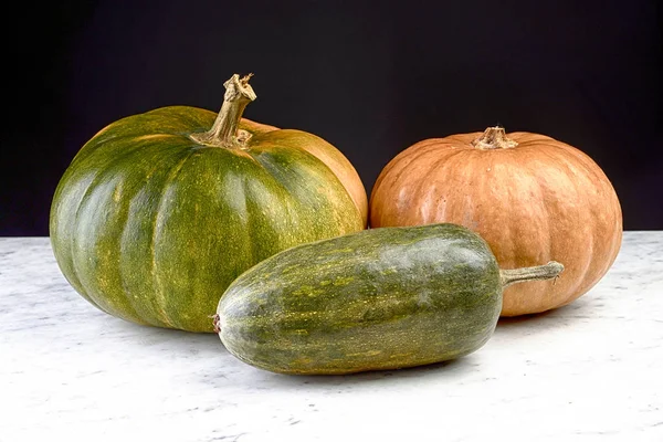 Balkabağım, masada mevsimlik meyveler