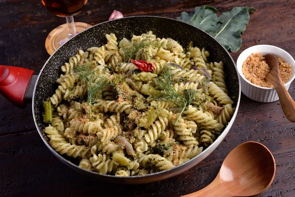 Fusilli ve Sparlelli kırıntılı kızartma tavası Stok Resim