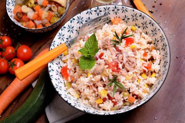 Pirinç salatası ve baharatlı kase.