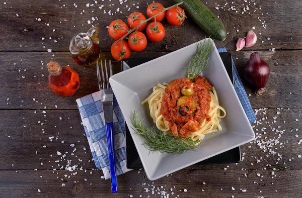 Dish with fettuccine with tuna tomato and zucchini — Stock Photo, Image