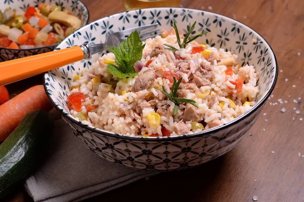 Ciotola con insalata di riso e condimento — Foto Stock